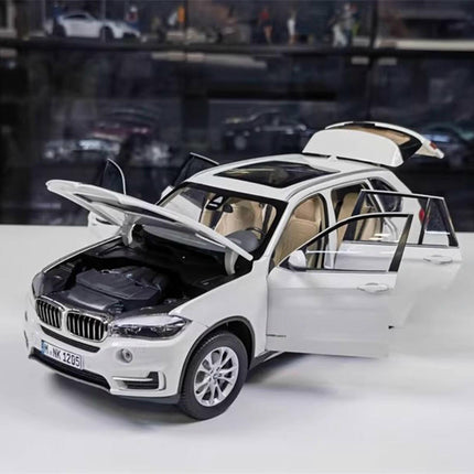 Paragon BMW X5 F15 White 1:18 Diecast Model Car - scale model for display
