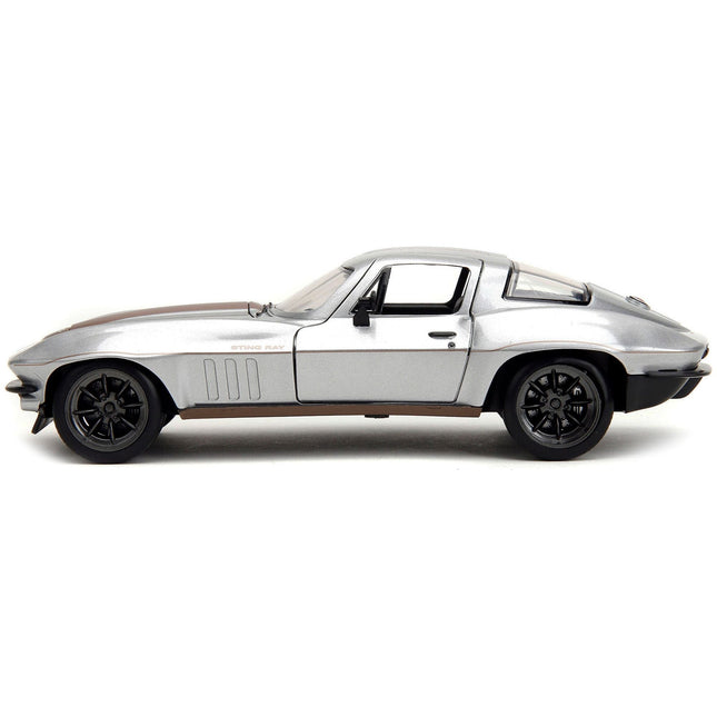 https://cdn.shopify.com/s/files/1/0504/9925/6496/files/1966-chevrolet-corvette-silver-metallic-with-bronze-stripes-bigtime-muscle-series-124-diecast-model-car-by-jada-992589.jpg?v=1748419130