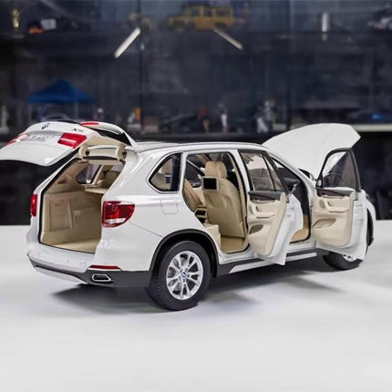 Paragon BMW X5 F15 White 1:18 Diecast Model Car - collector-grade scale model