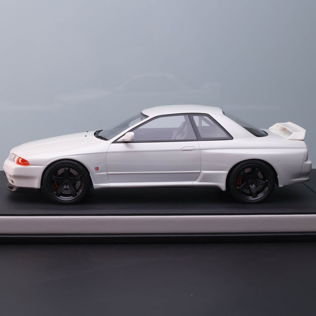 Motorhelix Nissan Skyline GT-R (R32) Custom 1:18 Resin Model Car - studio product photo of the scale model