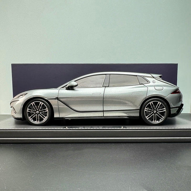 YX Car Model BYD Denza Z9 GT 1:18 Diecast Model Car - studio product photo of the scale model