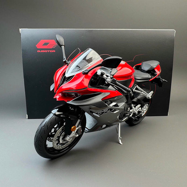 Qianjiang SRK 921RR Red Motorcycle 1:9 Diecast Model Motorcycle - studio product photo of the scale model