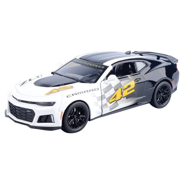 https://cdn.shopify.com/s/files/1/0504/9925/6496/files/2017-chevrolet-camaro-zl1-42-black-and-white-gt-racing-series-124-diecast-model-car-by-motormax-310055.jpg?v=1748405109