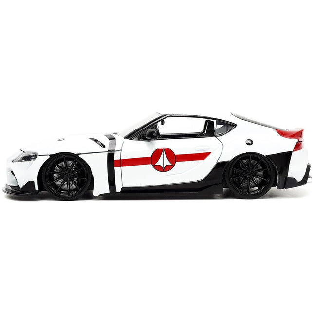 https://cdn.shopify.com/s/files/1/0504/9925/6496/files/2020-toyota-supra-white-and-rick-hunter-diecast-figurine-robotech-hollywood-rides-series-124-diecast-model-car-by-jada-866633.jpg?v=1748419223
