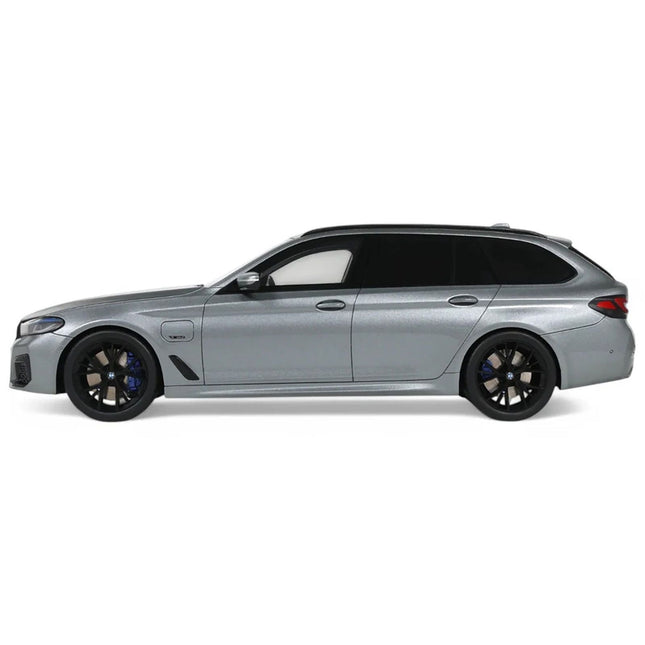 https://cdn.shopify.com/s/files/1/0504/9925/6496/files/2023-bmw-530e-xdrive-m-silver-metallic-118-model-car-by-gt-spirit-679586.jpg?v=1756087022