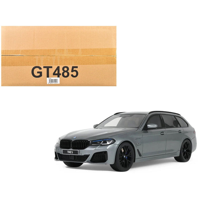 https://cdn.shopify.com/s/files/1/0504/9925/6496/files/2023-bmw-530e-xdrive-m-silver-metallic-118-model-car-by-gt-spirit-736633.jpg?v=1756087023