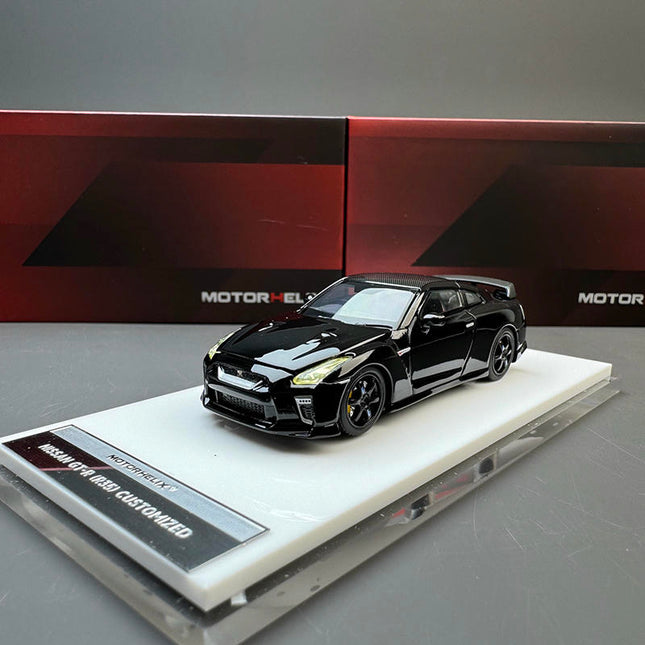 Motorhelix Nissan GT-R R35 Pearl Black 1:64 Diecast Model Car - detailed collector display model