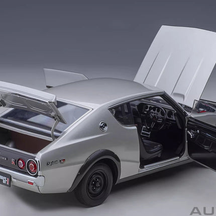 AutoArt Nissan Skyline 2000 GT-R Kenmeri Silver 1:18 Diecast Model Car - studio product photo of the scale model