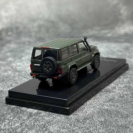 Para64 Toyota Land Cruiser 76 2014 Military Green 1:64 Diecast Model Car - model display piece for collectors