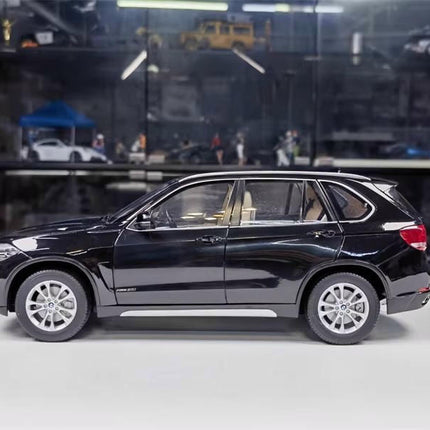 Paragon BMW X5 F15 White 1:18 Diecast Model Car - detailed studio model shot