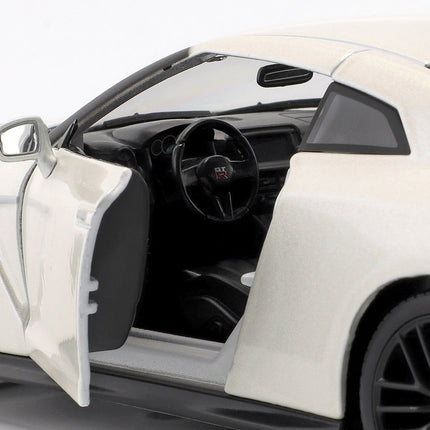 https://automodele.eu/environment/cache/images/productGfx_211518_0_0/21082Wh-Nissan-GT-R-2017-Bburago-124.jpg