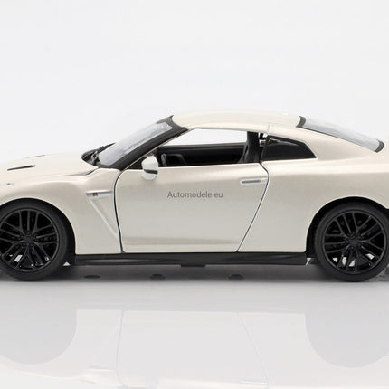 https://automodele.eu/environment/cache/images/productGfx_211517_0_0/21082Wh-Nissan-GT-R-2017-Bburago-124.jpg