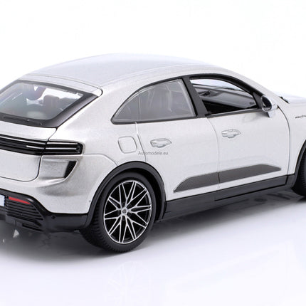 https://automodele.eu/environment/cache/images/productGfx_757590_0_0/21114S-Porsche-Macan-4-Turbo-Electric-2024-Silver-Bburago-124.jpg