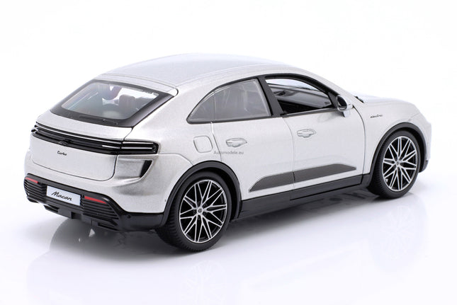 https://automodele.eu/environment/cache/images/productGfx_757590_0_0/21114S-Porsche-Macan-4-Turbo-Electric-2024-Silver-Bburago-124.jpg