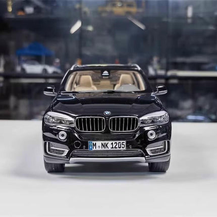 Paragon BMW X5 F15 White 1:18 Diecast Model Car - detailed collector display model