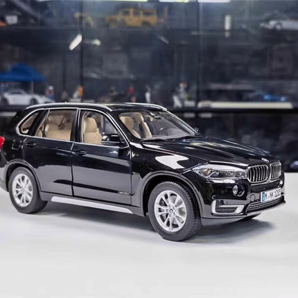 Paragon BMW X5 F15 White 1:18 Diecast Model Car - studio product photo of the scale model