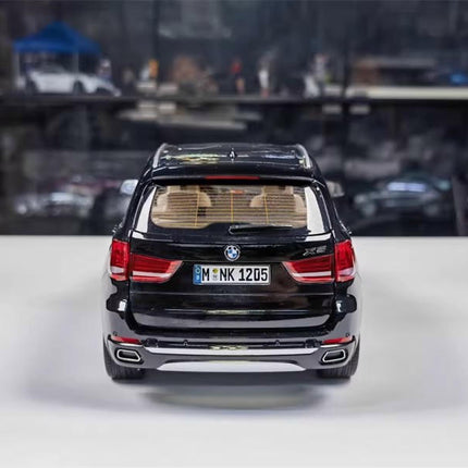 Paragon BMW X5 F15 White 1:18 Diecast Model Car - premium collector scale model