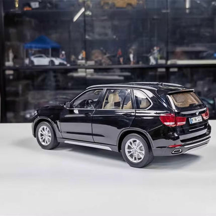 Paragon BMW X5 F15 White 1:18 Diecast Model Car - scale model for display