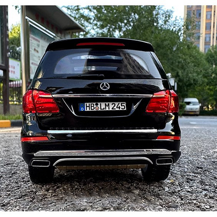Norev Mercedes-Benz GL500 7-Seater SUV 1:18 Diecast Model Car - detailed studio model shot