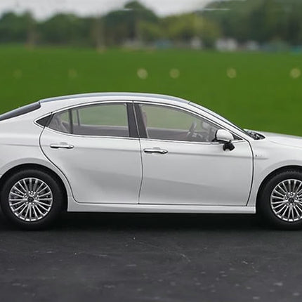 YX Car Model Toyota Camry 2024 9th Generation 1:18 Diecast Model Car - showroom-quality model replica
