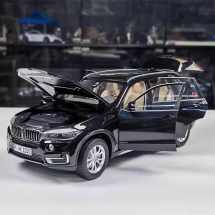Paragon BMW X5 F15 White 1:18 Diecast Model Car - detailed die-cast style model