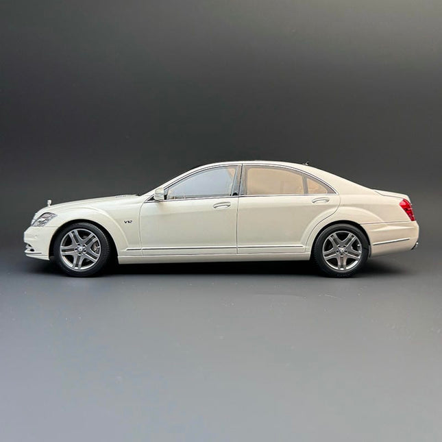 MH Mercedes-Benz S600L W221 1:18 Diecast Model Car - studio product photo of the scale model