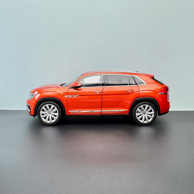 SAIC Volkswagen Original TERAMONT X Orange 1:18 Diecast Model Car - studio product photo of the scale model