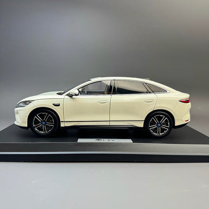 OEM BYD Qin L EV White 1:18 Diecast Model Car - studio product photo of the scale model