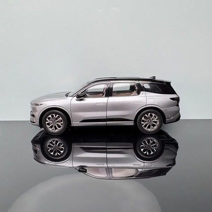YX Car Model Changan Ford Edge L 2023 Gray 1:18 Diecast Model Car - studio product photo of the scale model