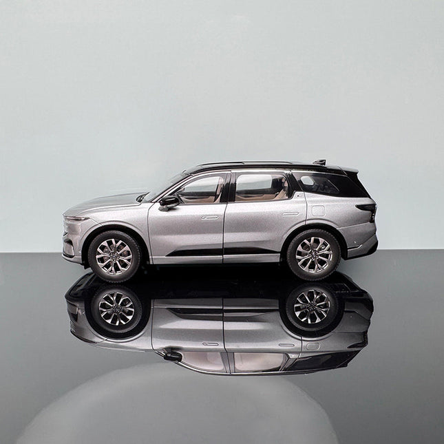 YX Car Model Changan Ford Edge L 2023 Gray 1:18 Diecast Model Car - studio product photo of the scale model