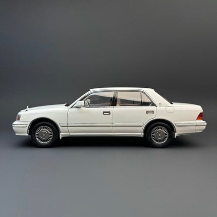 KengFai Toyota Crown 155 1:18 Diecast Model Car - studio product photo of the scale model