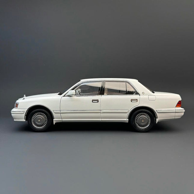 KengFai Toyota Crown 155 1:18 Diecast Model Car - studio product photo of the scale model