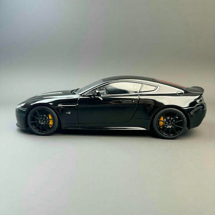 AutoArt Aston Martin V12 Vantage S 1:18 Diecast Model Car - collector edition scale model
