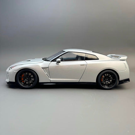 Motorhelix Nissan GT-R R35 Track Edition 1:18 Diecast Model Car - fine detailed model replica