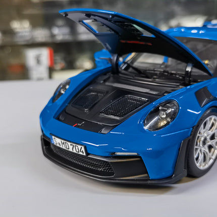 Norev Porsche 911 992 GT3 RS 2022 1:18 Diecast Model Car - model display piece for collectors