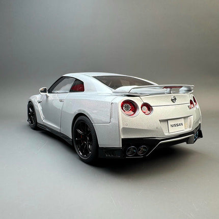 Motorhelix Nissan GT-R R35 Track Edition 1:18 Diecast Model Car - premium collector scale model