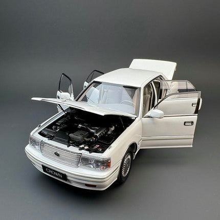 KengFai Toyota Crown 155 1:18 Diecast Model Car - collectible scale model car