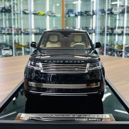 MotorHelix Range Rover Autobiography Limited Edition 1/18 Resin Model Car Black - studio product photo of the scale model