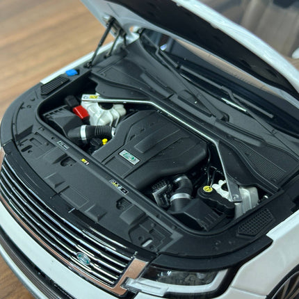 LCD Model Range Rover SV 2022 White/Black Roof 1:18 Diecast Model Car - collector edition scale model