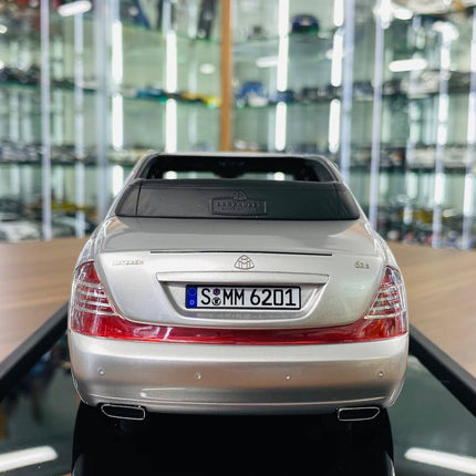 Detailed Sterling silver MotorHelix Mercedes-Benz Maybach 62S Landaulet 1:18 resin luxury car model, sought-after collector c