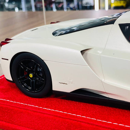1/18 MR Collection Ferrari Enzo in a stunning pearl white | Limited Edition - showroom-quality model replica