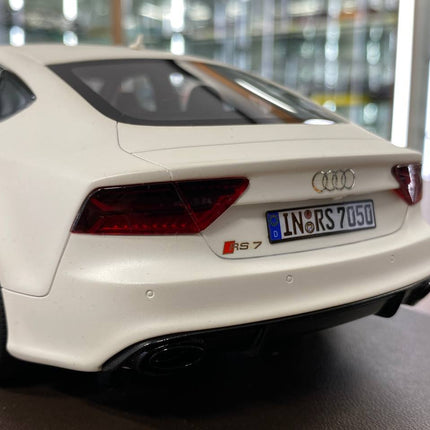 Motorhelix Audi RS7 1:18 Resin Model Matt White Limited 99 pcs - showroom-quality model replica