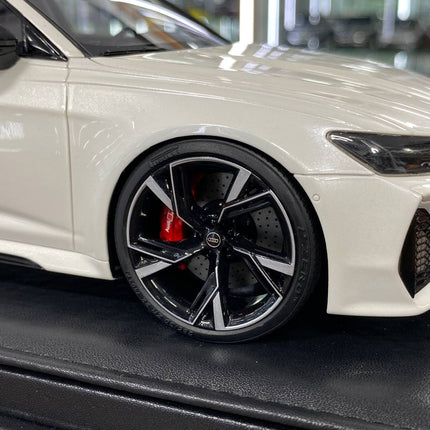 Motorhelix Audi RS6 Avant White 1:18 Resin Model Limited 99 - detailed die-cast style model