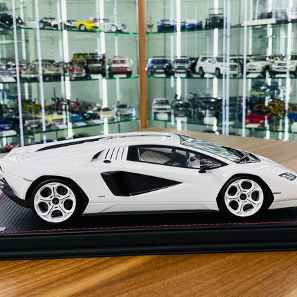 Lamborghini Countach LPi 800-4 1:18 White Resin Model | MR Collection - collectible scale model car