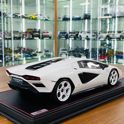 Lamborghini Countach LPi 800-4 1:18 White Resin Model | MR Collection - fine detailed model replica
