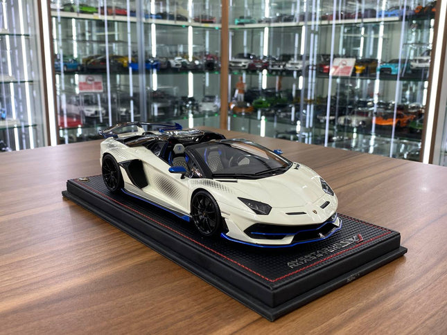 1/18 Resin Lamborghini Aventador SVJ Roadster Xago Edition Bianco Asopo – MR Collection Limited 99 - detailed collector displ