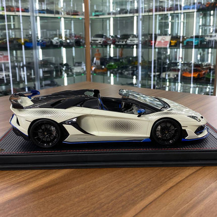 1/18 Resin Lamborghini Aventador SVJ Roadster Xago Edition Bianco Asopo – MR Collection Limited 99 - collectible scale model 