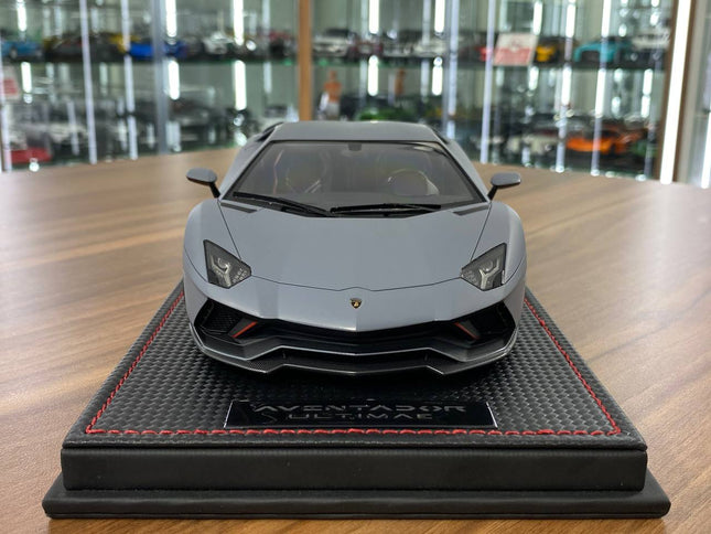 MR Collection Models 1:18 Resin Lamborghini Aventador ULTIMATE Grigio Acheso - studio product photo of the scale model