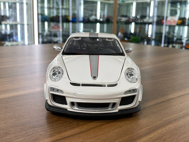 1/18 Diecast Porsche 911 GT3 RS 4.0 White Bburago Scale Model Car - studio product photo of the scale model