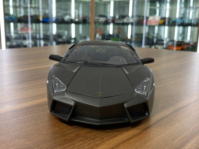 Bburago 1:18 Lamborghini Aventador LP 700-4 Diecast Model Car Matt Grey - studio product photo of the scale model